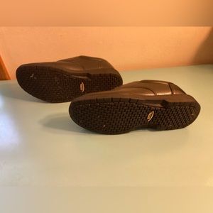 Mens 8.5 safetrax slip resistant work shoes